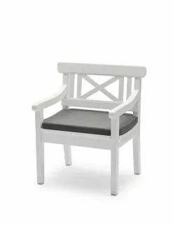 Framsida 13 Skagerak Drachmann Stolpute 65x51 Charcoal NB Med Kudde