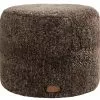 Shepherd Frida Korthåret Puff Rund 40x40cm Cappuccino 1 Shepherd Frida Korthåret Puff Rund 40x40cm Cappuccino -Bord Försäljningsbutik 601 5040039