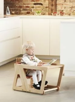 Hindevadgaard Barnstol Bjørkfinner Olivgrön Kudde -Bord Försäljningsbutik barn i stol med bog 1 1