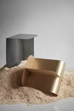 Northern Mass Sidobord Flerval -Bord Försäljningsbutik mass table steel brass sawdust northern photo chris tonnesen low res