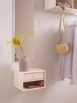 Montana Selection DASH Nattbord Rhubarb Opphengsskinne -Bord Försäljningsbutik montana home19 20 ngstudio hall dash oat whiteoak detail 1 1