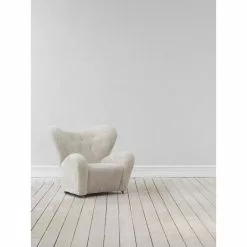 By Lassen The Tired Man Hvilestol Saueskinn Moonlight -Bord Försäljningsbutik web bylassen the tired man sheepsking lifestyle high res jpg 1400x